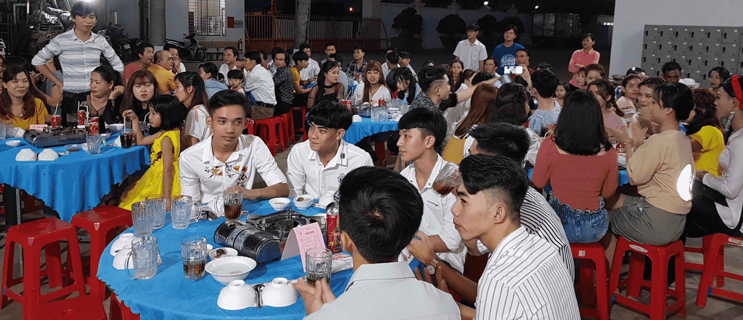 khach-tham-du-tiec-tat-nien